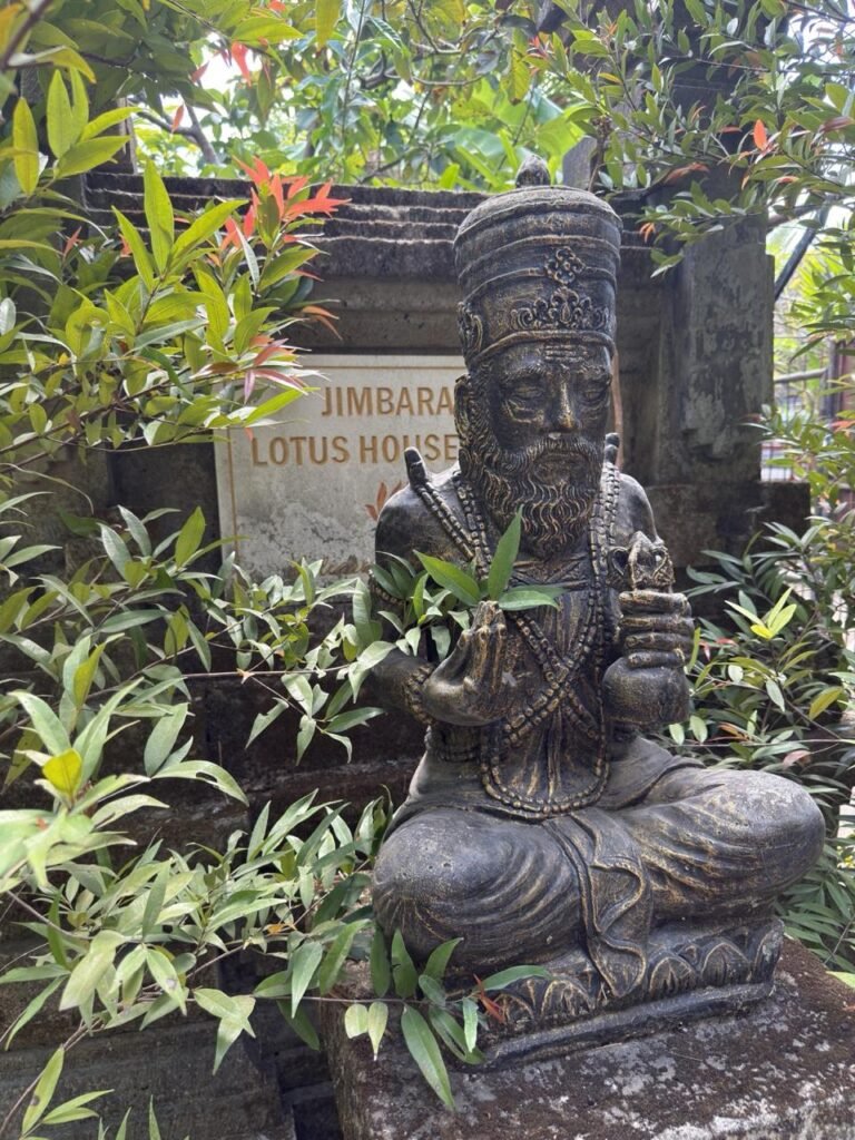 villa lotus jimbaran jardin statue