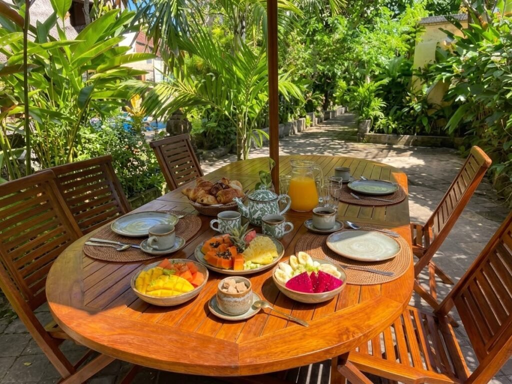 villa lotus jimbaran jardin table