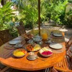 villa lotus jimbaran jardin table